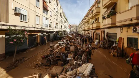 Varias personas limpian los estragos ocasionados por la DANA, a 1 de noviembre de 2024, en Paiporta Varias personas limpian los estragos ocasionados por la DANA, a 1 de noviembre de 2024, en Paiporta