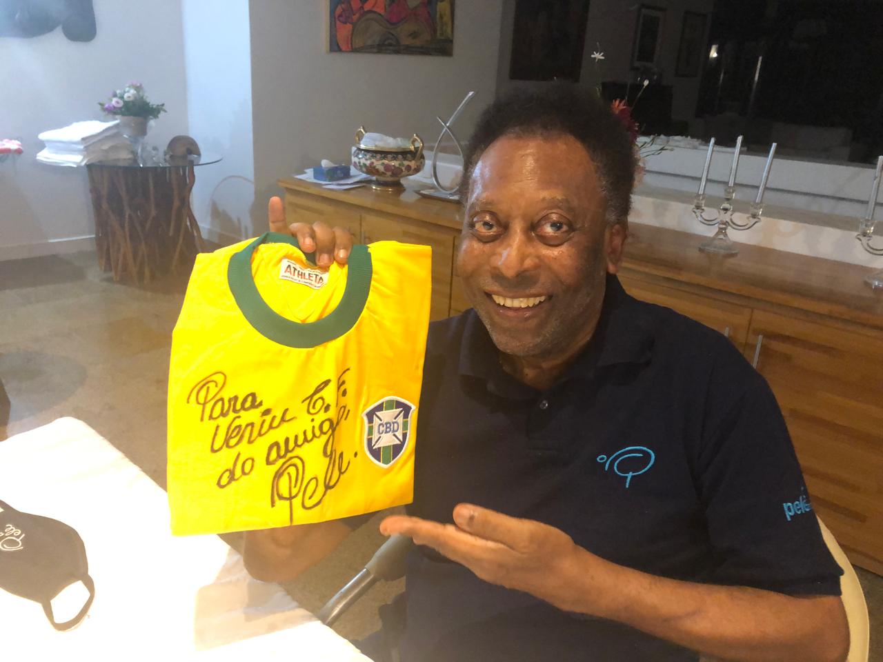 Verín recibe unha camisola asinada polo mítico Pelé Verín recibe unha camisola asinada polo mítico Pelé