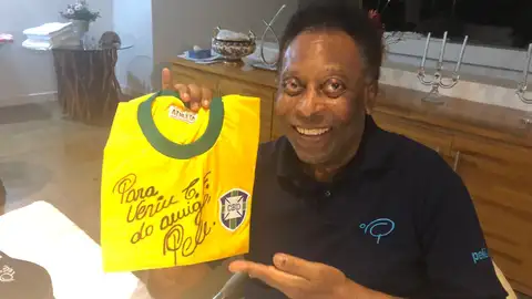 Verín recibe unha camisola asinada polo mítico Pelé Verín recibe unha camisola asinada polo mítico Pelé