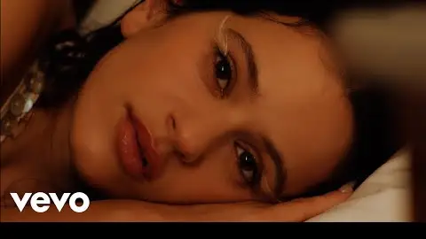 Rosalía publica la letra de 'Berghain', la canción con Bjork e Yves Tumor que sirve como primer adelanto de su disco 'LUX' Frame del videoclip de 'Berghain', el nuevo videoclip de Rosalía