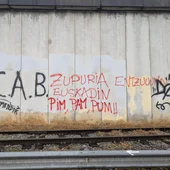 Nuevas pintadas amenazantes contra el consejero de Seguridad, esta vez en Lasao Nuevas pintadas amenazantes contra el consejero de Seguridad, esta vez en Lasao