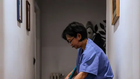 Una empleada del hogar realiza su trabajo en un domicilio de Madrid. Empleadas de hogar: la obligación que los empleadores han de cumplir a partir de noviembre