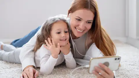 Una mujer y su hija con su móvil Una mujer y su hija con su móvil