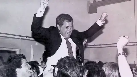 Diego Quiles Navarro celebrando el ascenso a Primera División en 1984 en una fotografía de Paco Uclés. Diego Quiles Navarro celebrando el ascenso a Primera División en 1984 en una fotografía de Paco Uclés.