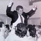 Diego Quiles Navarro celebrando el ascenso a Primera División en 1984 en una fotografía de Paco Uclés.