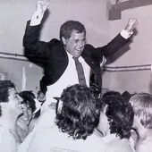 Diego Quiles Navarro celebrando el ascenso a Primera División en 1984 en una fotografía de Paco Uclés. Diego Quiles Navarro celebrando el ascenso a Primera División en 1984 en una fotografía de Paco Uclés.