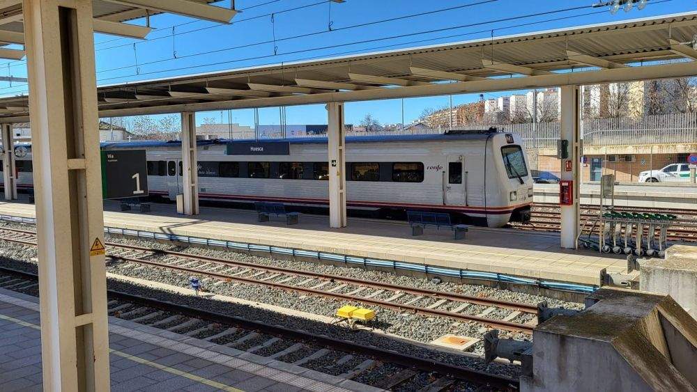 Medio centenar de entidades de Huesca se unen para reclamar el cercanías Medio centenar de entidades de Huesca se unen para reclamar el cercanías