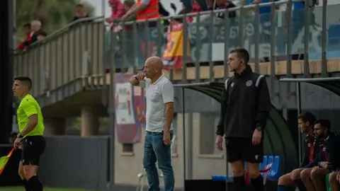 Claudio Barragán da indicaciones a sus jugadores. Claudio Barragán da indicaciones a sus jugadores.