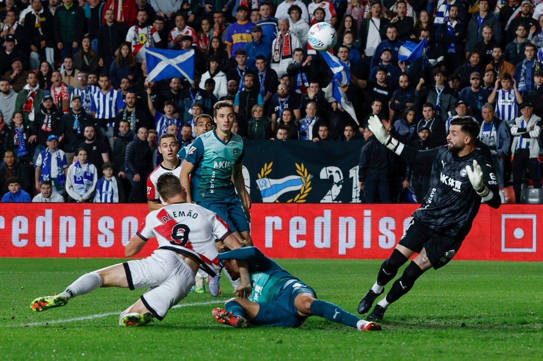 Alemão consigue derribar el muro del Alavés Alemão consigue derribar el muro del Alavés