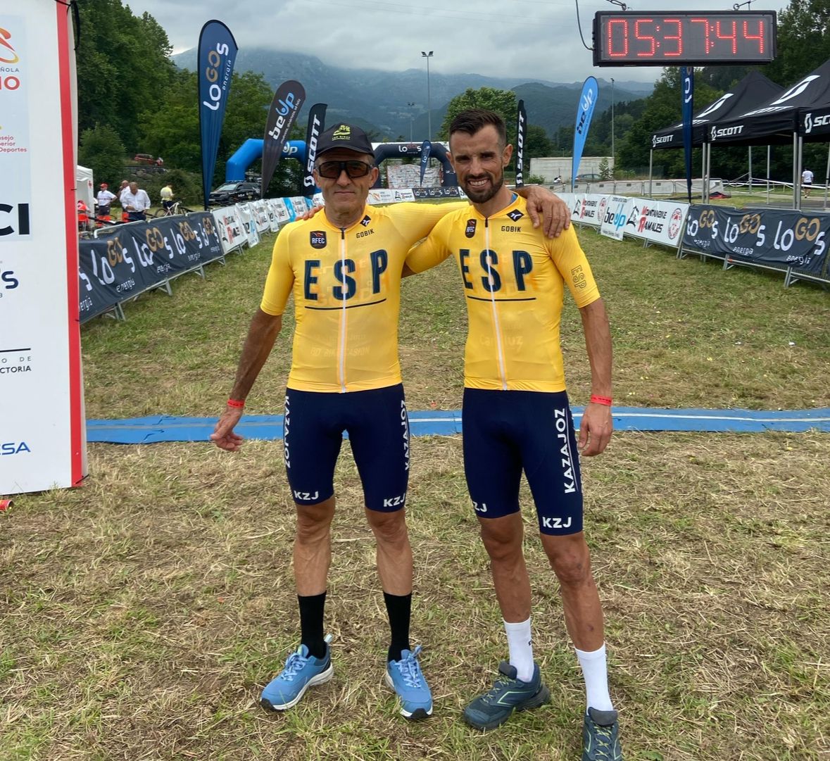 El Kazajoz-PetroGold-Extremadura cierra la temporada con dos Copas de España XCM y tres títulos andaluces de Gravel El Kazajoz-PetroGold-Extremadura cierra la temporada con dos Copas de España XCM y tres títulos andaluces de Gravel