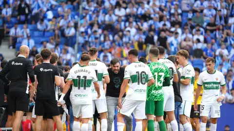 Los jugadores del Elche, en una pausa recibiendo instrucciones de Sarabia. Los jugadores del Elche, en una pausa recibiendo instrucciones de Sarabia.