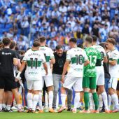 Los jugadores del Elche, en una pausa recibiendo instrucciones de Sarabia.