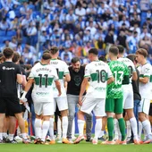 Los jugadores del Elche, en una pausa recibiendo instrucciones de Sarabia. Los jugadores del Elche, en una pausa recibiendo instrucciones de Sarabia.