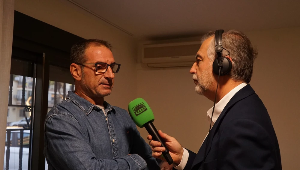 Julián, afectado por la dana en Alfafar, le cuenta su historia a Carlos Alsina/ Tomás Sanjuán Julián, afectado por la dana en Alfafar, le cuenta su historia a Carlos Alsina/ Tomás Sanjuán