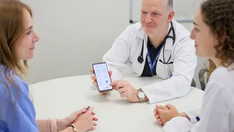 Investigadores de la UMH de Elche desarrollan una app que facilita a personas con inmunodeficiencias autogestionar su enfermedad. Investigadores de la UMH de Elche desarrollan una app que facilita a personas con inmunodeficiencias autogestionar su enfermedad.