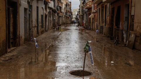 Varios palos marcan la localizaci&oacute;n de las alcantarillas, a 13 de noviembre de 2024, en Paiporta, Valencia, Comunidad Valenciana (Espa&ntilde;a). 
