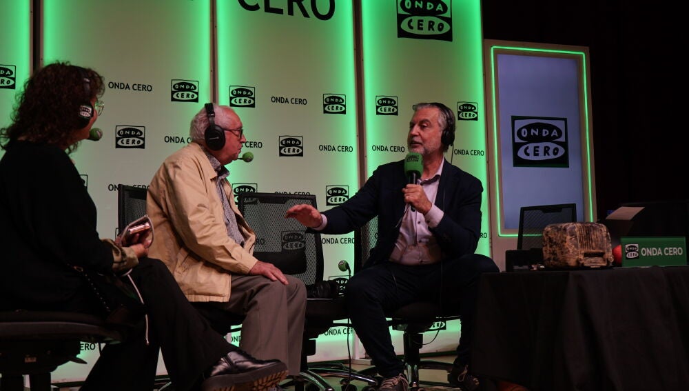 Alsina habla con Vicente, que perdió las radios que reparaba en la dana