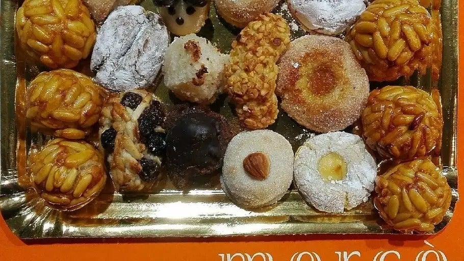 Els panellets de pinyons continuen regnant a Vilanova tot i la integració del Halloween