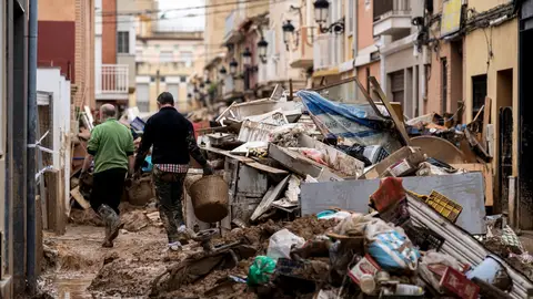 oluntarios limpian los desperfectos ocasionados por la DANA, a 4 de noviembre de 2024, en Paiporta, Valencia, Comunidad Valenciana (España). oluntarios limpian los desperfectos ocasionados por la DANA, a 4 de noviembre de 2024, en Paiporta, Valencia, Comunidad Valenciana (España).