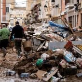 oluntarios limpian los desperfectos ocasionados por la DANA, a 4 de noviembre de 2024, en Paiporta, Valencia, Comunidad Valenciana (España). 