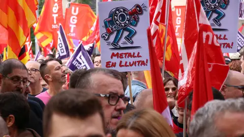 Primera vaga històrica del metall a Barcelona: 180.000 treballadors exigeixen desbloquejar el conveni Primera vaga històrica del metall a Barcelona: 180.000 treballadors exigeixen desbloquejar el conveni
