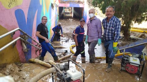 Vecinos de Orihuela participaron en las labores de limpieza en las localidades afectadas por la DANA en Valencia Vecinos de Orihuela participaron en las labores de limpieza en las localidades afectadas por la DANA en Valencia
