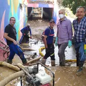 Vecinos de Orihuela participaron en las labores de limpieza en las localidades afectadas por la DANA en Valencia Vecinos de Orihuela participaron en las labores de limpieza en las localidades afectadas por la DANA en Valencia
