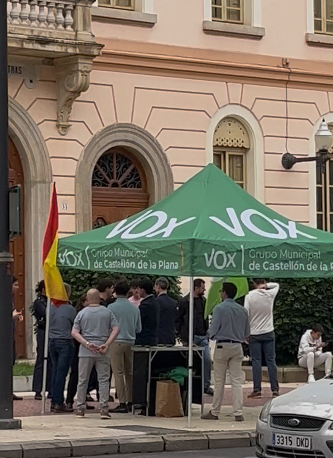 El PSPV denuncia que Vox haga campaña con menores junto al IES Ribalta de Castelló en día de luto oficial El PSPV denuncia que Vox haga campaña con menores junto al IES Ribalta de Castelló en día de luto oficial