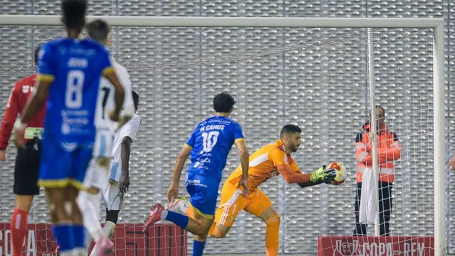 28-10-2025 Moldovan atrapa un balon en el partido de Copa ante el Ourense 28-10-2025 Moldovan atrapa un balon en el partido de Copa ante el Ourense