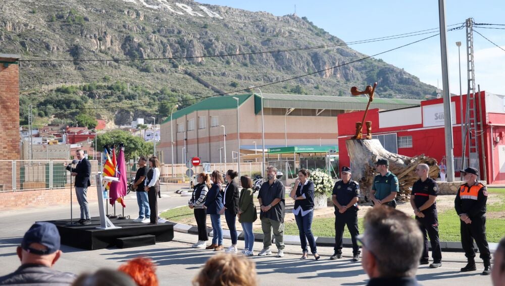 Homenaje en Cullera a las víctimas de la dana con el monumento al fondo