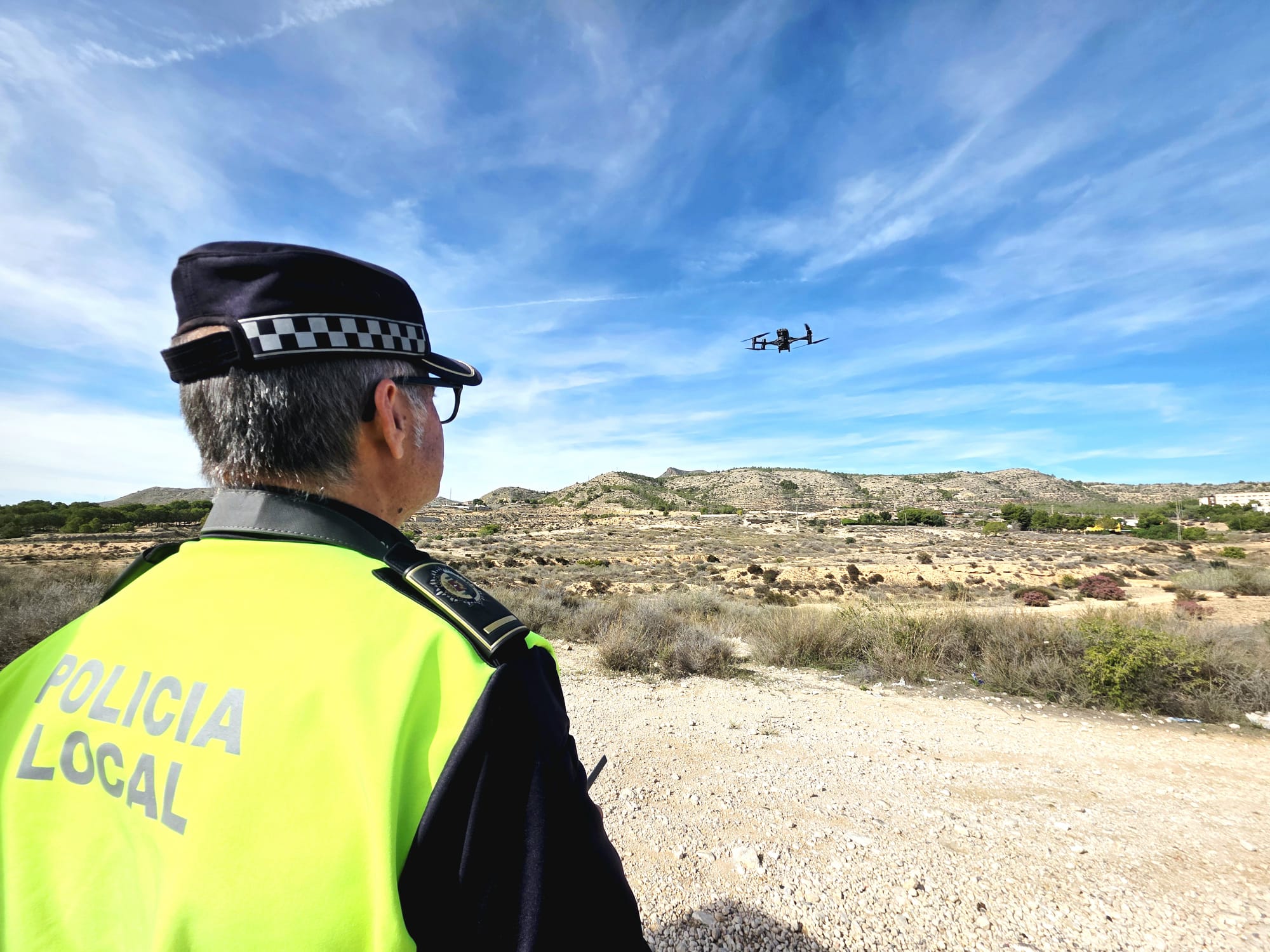 La Policía Local de Elda multa a un hombre tras sorprenderlo depositando escombros en un contenedor de basura La Policía Local de Elda multa a un hombre tras sorprenderlo depositando escombros en un contenedor de basura