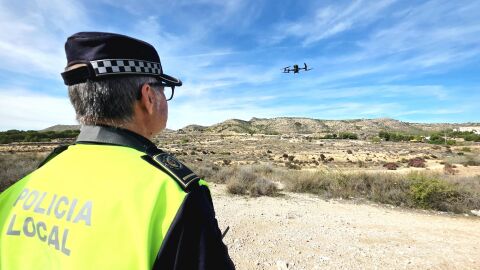Agente de la Polic&iacute;a Local de Elda con un dron. 