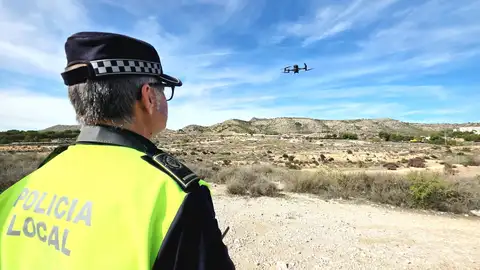 Agente de la Policía Local de Elda con un dron. Agente de la Policía Local de Elda con un dron.