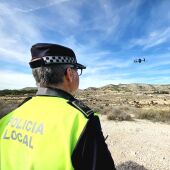 Agente de la Policía Local de Elda con un dron. 