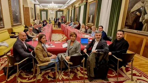 Reunión de la mesa de trabajo del vial de Jove en Gijón Reunión de la mesa de trabajo del vial de Jove en Gijón