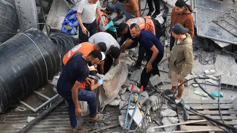Palestinos inspeccionan los daños tras los ataques de Israel de la última noche Palestinos inspeccionan los daños tras los ataques de Israel de la última noche/ REUTERS/Dawoud Abu Alkas