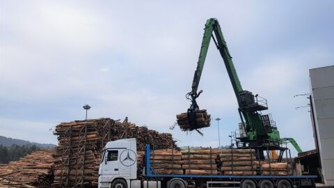 Los transportistas de Ence rechazan la propuesta y seguir&aacute;n en huelga: no aceptan transportar 4 toneladas m&aacute;s sin compensaci&oacute;n.