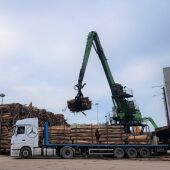 Los transportistas de Ence rechazan la propuesta y seguirán en huelga: no aceptan transportar 4 toneladas más sin compensación.