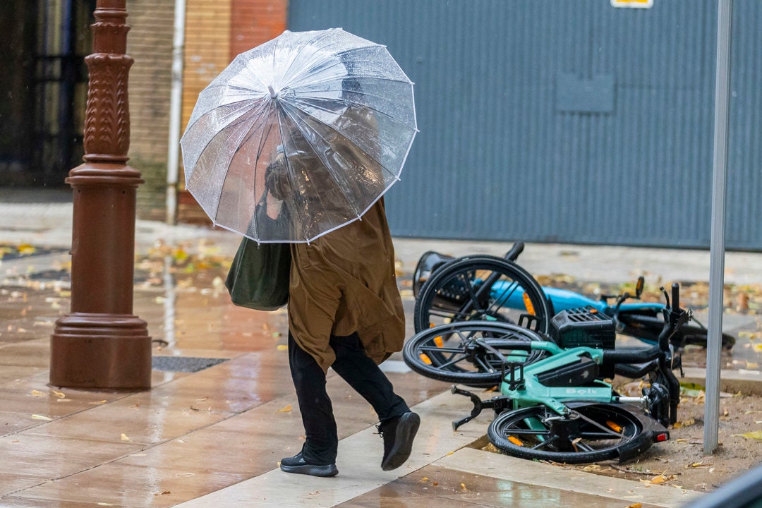 Andalucía activa el aviso rojo por lluvias en Huelva y envía un mensaje de alerta a los móviles Andalucía activa el aviso rojo por lluvias en Huelva y envía un mensaje de alerta a los móviles