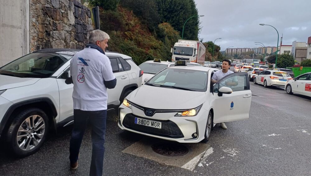 Taxistas coruñeses que viajaron a Santiago a protestar contra las VTC