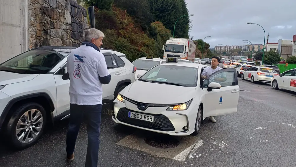 Taxistas coruñeses que viajaron a Santiago a protestar contra las VTC Taxistas coruñeses que viajaron a Santiago a protestar contra las VTC