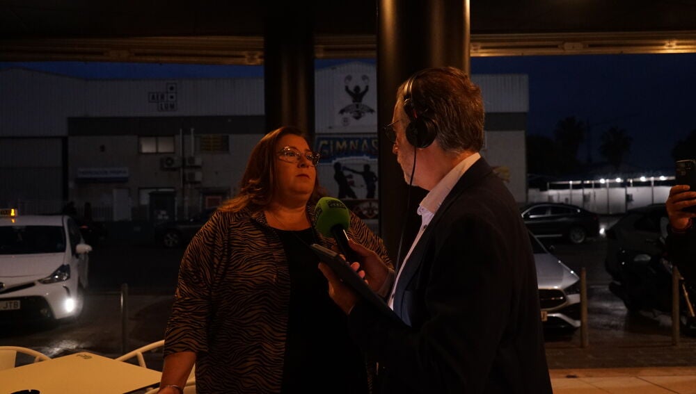 Carmen Ruiz, responsable de una empresa de limpieza, le cuenta a Alsina qué situación hay un año después e la dana/ Tomás Sanjuán