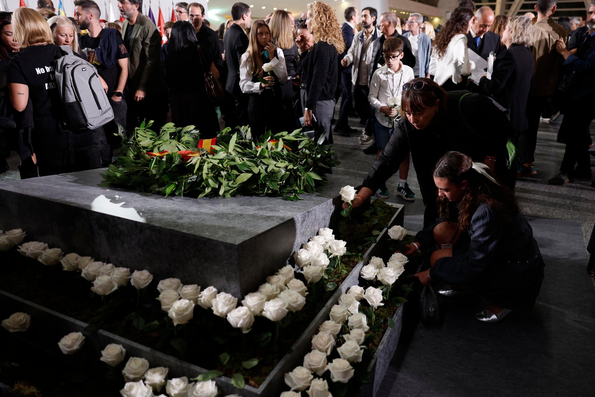 Los familiares recuerdan a las víctimas de la dana: "Mientras exista memoria, nunca habrá olvido" Los familiares recuerdan a las víctimas de la dana: "Mientras exista memoria, nunca habrá olvido"