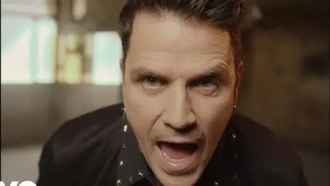 Dani Martín, en el videoclip de Veinticinco Dani Martín, en el videoclip de Veinticinco