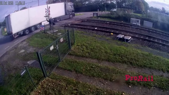Un camión cruza las vías del tren cerca de la localidad holandesa de Meteren (Países Bajos) Un camión cruza las vías del tren cerca de la localidad holandesa de Meteren (Países Bajos)