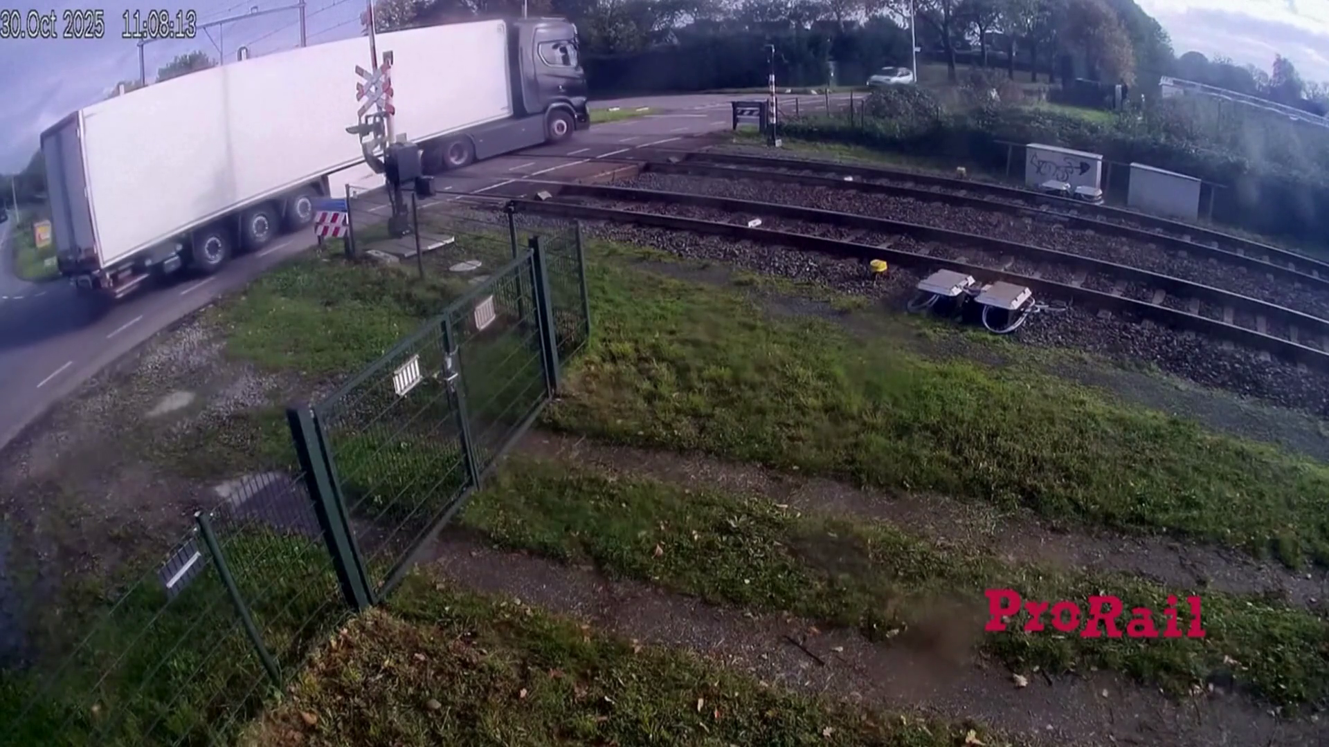 Las impactantes imágenes del momento en el que un tren arrolla a un camión en Países Bajos Las impactantes imágenes del momento en el que un tren arrolla a un camión en Países Bajos