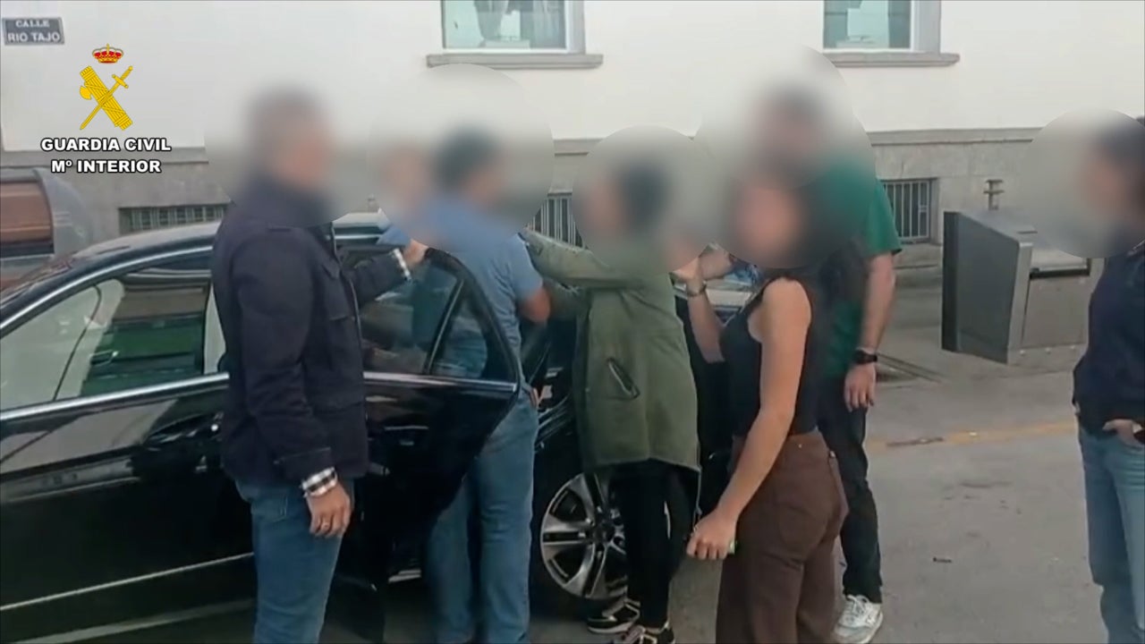 Imágenes de la Guardia Civil que muestran el momento de la detención de dos personas por robar un bebé en Navalmoral de la Mata (Cáceres) Imágenes de la Guardia Civil que muestran el momento de la detención de dos personas por robar un bebé en Navalmoral de la Mata (Cáceres)