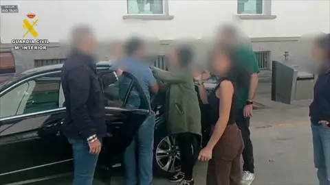 Imágenes de la Guardia Civil que muestran el momento de la detención de dos personas por robar un bebé en Navalmoral de la Mata (Cáceres) Dos detenidos por robar un bebé en Navalmoral de la Mata, en Cáceres