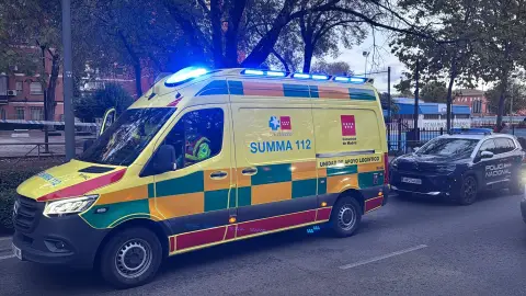 Los servicios de emergencias en el lugar donde fue encontrada la joven con una herida de un disparo en la cara Detenido el novio de la joven que recibió un disparo en la cara en Leganés