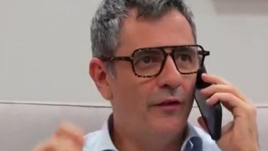 El v&iacute;deo de Bola&ntilde;os estren&aacute;ndose en TikTok con la ayuda de &Oacute;scar Puente y Pilar Alegr&iacute;a: "Si tiene m&aacute;s a&ntilde;os que un bosque"